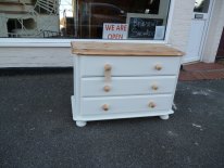 Pine 3 drawer chest of drawers in Old White
