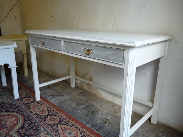 Dressing table / desk in White and Grey
